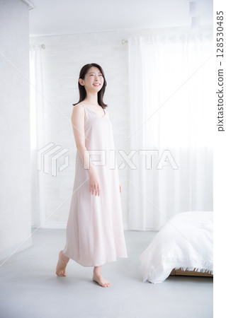 穿著洋裝的清爽女人全身 穿著洋裝的清爽女人全身 128530485