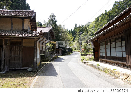 Iwami Ginzan Nostalgic streetscape of old houses in the Ginzan district Iwami Ginzan Nostalgic streetscape of old houses in the Ginzan district 128530574