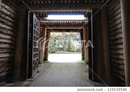石見銀山：龍源島出口附近的加固門 128530596