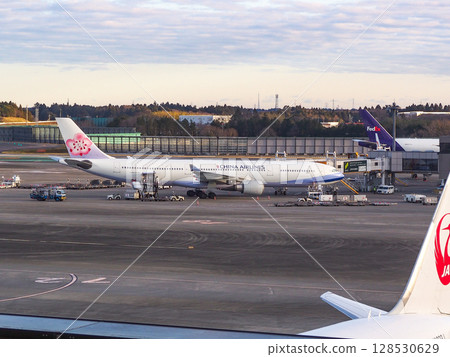 中華航空A330客機抵達成田機場 128530629