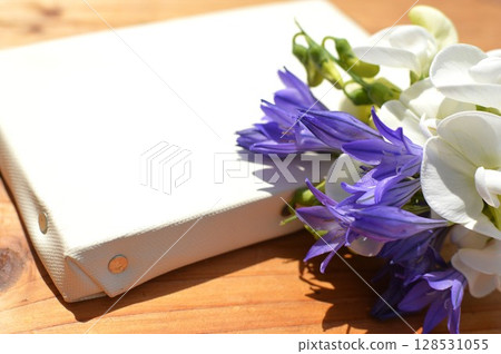 畫布上的藍紫色三葉草和白色夏季香豌豆 128531055