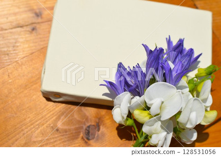 畫布上的藍紫色三葉草和白色夏季香豌豆 128531056