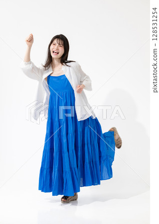 Delighted woman (full body) 128531254