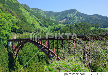 愛媛縣四國中央市堂山川上的藤原橋 128531433