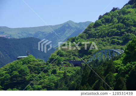從愛媛郡四國中央市猿飛展望廣場眺望西濃大橋、富裡隧道、富里水壩管理事務所 從愛媛郡四國中央市猿飛展望廣場眺望西濃大橋、富裡隧道、富里水壩管理事務所 128531439