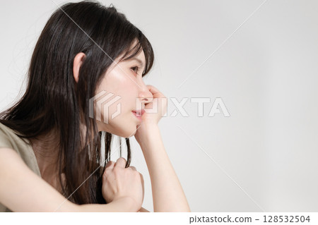 Middle-aged woman's skin care image (side profile) Middle-aged woman's skin care image (side profile) 128532504
