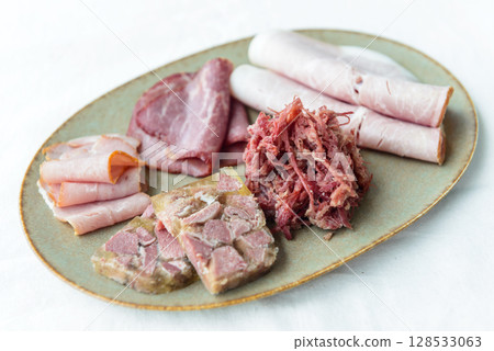 盤子裡的火腿、鹹牛肉和肉凍 128533063