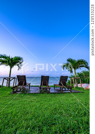 石垣島海灘上排列著躺椅,還有熱帶風景 - 度假村度假 石垣島海灘上排列著躺椅,還有熱帶風景 - 度假村度假 128533228