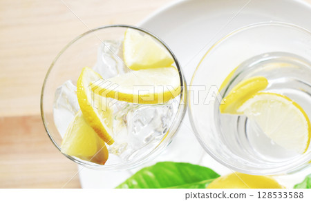 Close-up of a glass filled with lemon, packed with vitamin C for the hot summer 128533588