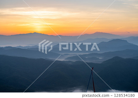 [Sunrise material] The sun rising from the mountains [Nagano Prefecture] 128534180