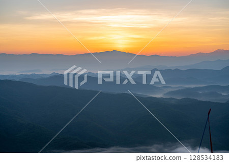 [Sunrise material] The sun rising from the mountains [Nagano Prefecture] 128534183