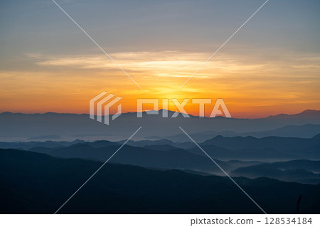 [日出素材] 從山上升起的太陽 [長野縣] 128534184