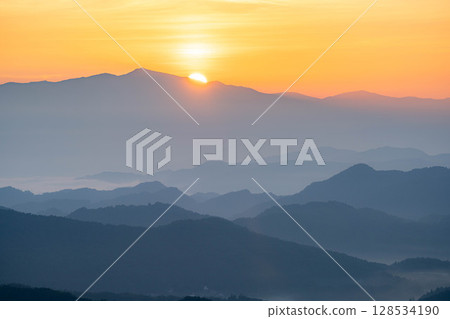 [Sunrise material] The sun rising from the mountains [Nagano Prefecture] 128534190