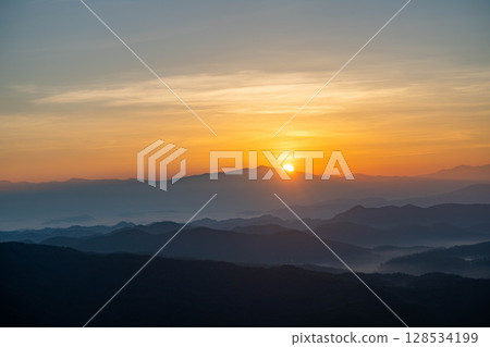 [日出素材] 從山上升起的太陽 [長野縣] 128534199