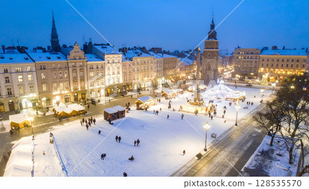 雪夜中聖誕彩燈照亮的城市鳥瞰圖 128535570