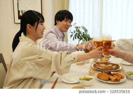 與家人一起敬酒 128535610