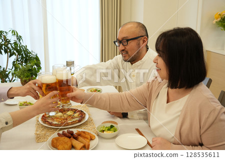 A toast with family 128535611