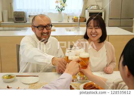 A toast with family 128535612