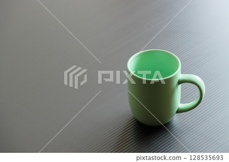 Green mug 128535693