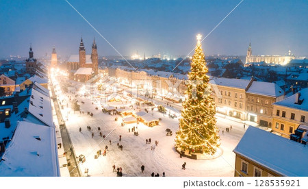 雪夜中聖誕彩燈照亮的城市鳥瞰圖 128535921