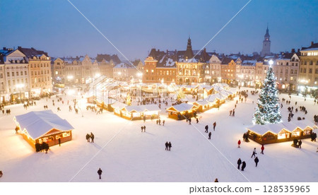 雪夜中聖誕彩燈照亮的城市鳥瞰圖 128535965