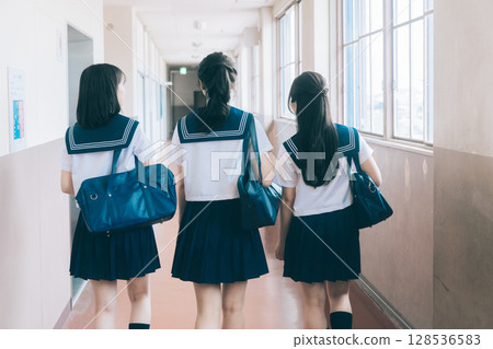 走在學校走廊的高中女孩 128536583