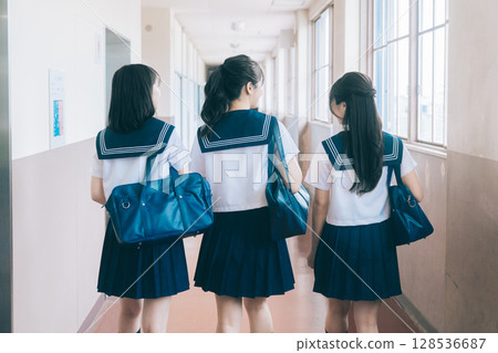 High school girl walking in the school corridor 128536687