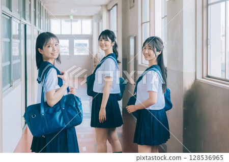 走在學校走廊的高中女孩 128536965