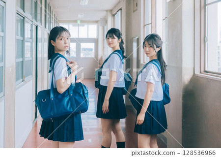 走在學校走廊的高中女孩 128536966