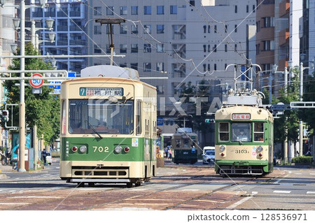 [Hiroshima Electric Railway] 700 series and 3100 series ~Green Liner~ (Ujina Line: Hiroden Honshamae Station) 128536971