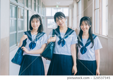 三個高中女生 128537345