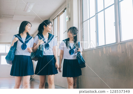 三名高中女生走在學校走廊 128537349