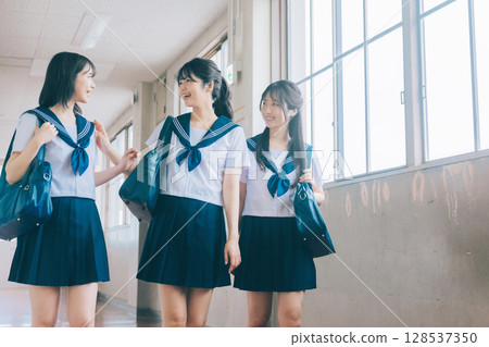三名高中女生走在學校走廊 128537350