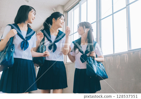 三名高中女生走在學校走廊 128537351