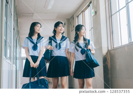 走在學校走廊的高中女孩 128537355