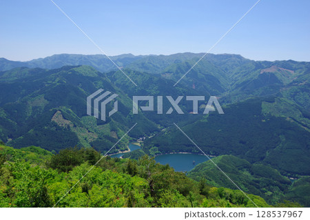 View of the mountains in the direction of Lake Kanasa from the Suiha Nishimine Observatory in Shikokuchuo City, Ehime Prefecture View of the mountains in the direction of Lake Kanasa from the Suiha Nishimine Observatory in Shikokuchuo City, Ehime Prefecture 128537967
