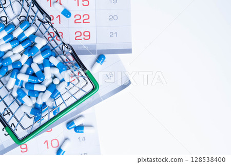 Medication course. Treatment schedule. Tablets and calendar. 128538400