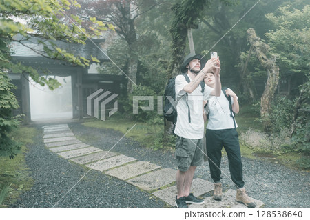 觀光客 遊客 旅行者 128538640