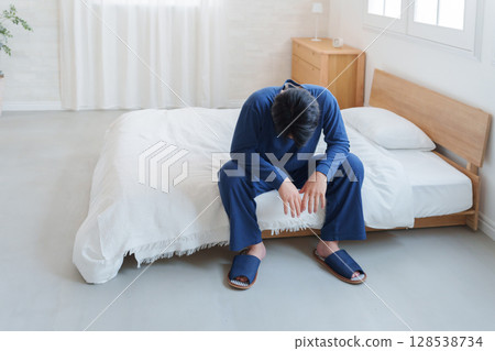 一個男人掉在床上 一個男人掉在床上 128538734
