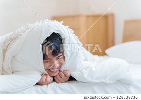 躲在被褥裡的男人 128538736