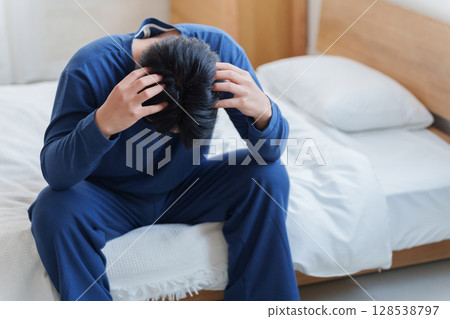 一個男人掉在床上 一個男人掉在床上 128538797