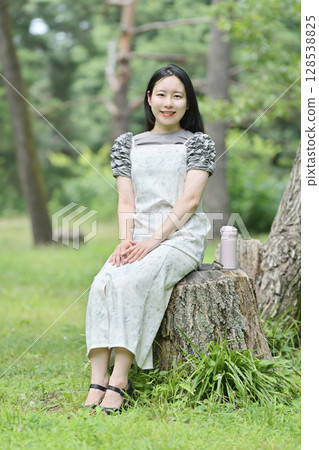 休息與水瓶的一位小姐 休息與水瓶的一位小姐 128538825
