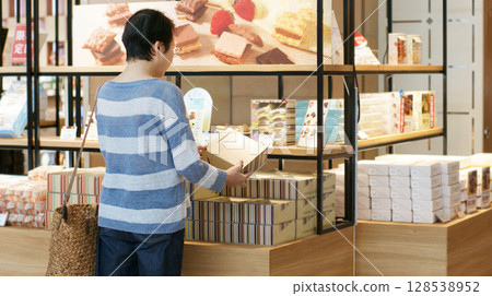 A woman choosing a souvenir at the station 128538952