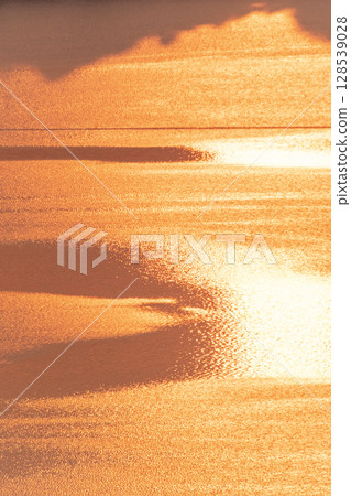 清晨陽光下的水面泛著橙色光芒 - 多哥湖周邊 128539028