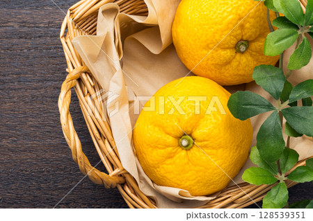 籃子裡的新鮮柚子 128539351