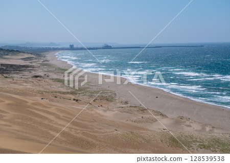 Tottori Sand Dunes coast on a sunny day 128539538