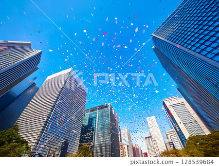 五彩紙屑在建築物上空的藍天上飛舞 128539684