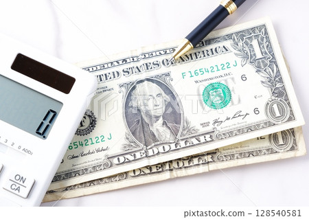 1 美元鈔票 - 美國第一任總統“喬治華盛頓”和白色計算器的美元鈔票 1 美元鈔票 - 美國第一任總統“喬治華盛頓”和白色計算器的美元鈔票 128540581