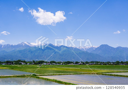 Azumino in early summer: Refreshing rural scenery 128540935