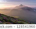 日出時的高千穗峰和 Miyamakirishi 128541960